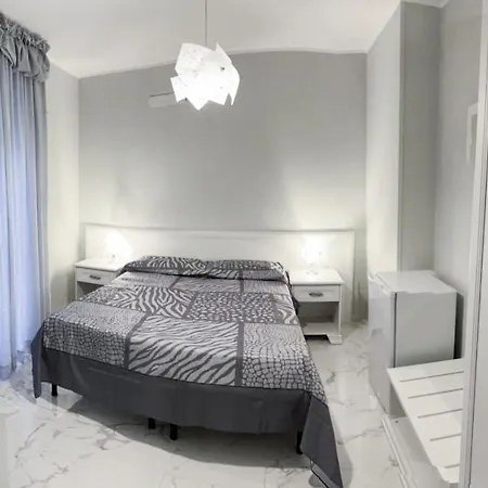 Casa Regina Margherita, Possibilità Di Posteggio Moto E Bici *